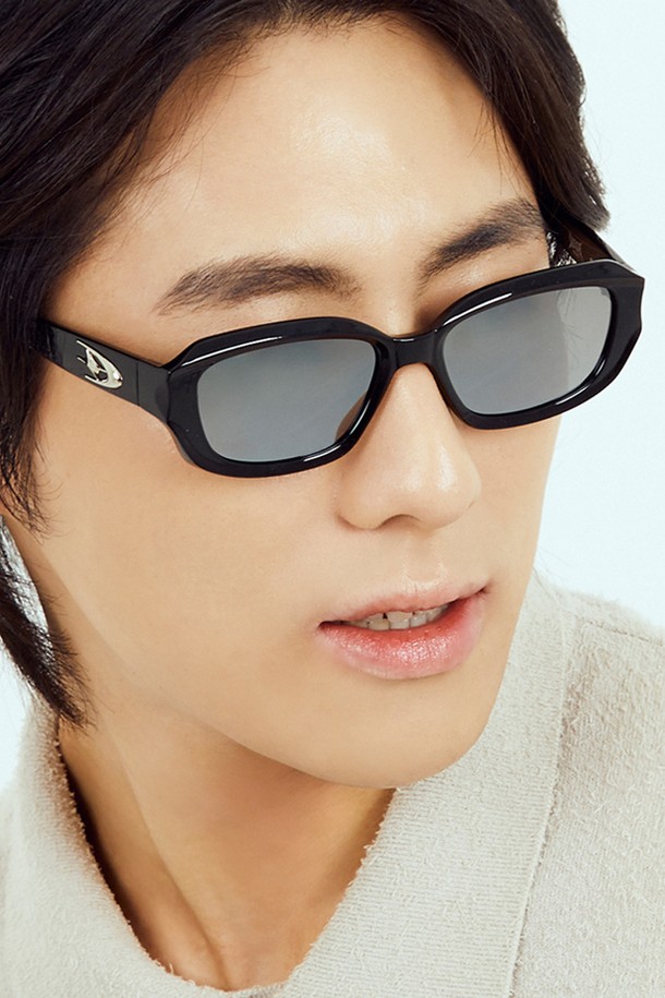 [하이비션] 베가 블랙 / 실버 미러 렌즈 선글라스는 일상과 자외선 차단을 위한 공용 선글라스입니다. 봄, 여름 계절에 착용하기 좋으며, 미니멀하고 모던한 스타일을 연출합니다. 블랙과 실버 컬러의 무지 디자인으로, 여행룩, 휴가룩, 캐주얼 스타일을 완성합니다. TR90과 폴리카보네이트 소재로 제작되어 FDA 승인을 받았으며, 고탄성, 내구성, 항알레르기 기능을 갖추었습니다. UV400 렌즈와 미러 렌즈가 자외선을 효과적으로 차단합니다.
