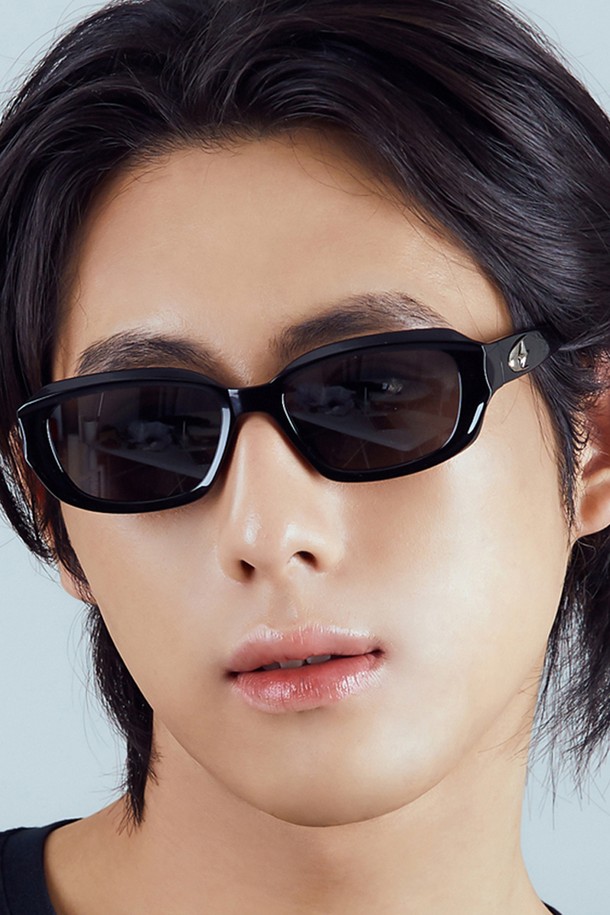 HYBITION (히비션) Vega Black / Black UV 렌즈 선글라스는 미니멀하고 모던한 스타일을 추구하는 분들을 위한 선글라스입니다. 블랙 컬러의 무지 디자인으로 어떤 스타일에도 쉽게 매치할 수 있으며, 일상과 여행, 휴가 등 다양한 TPO에 활용하기 좋습니다. FDA 승인을 받은 TR90 프레임과 폴리카보네이트 렌즈를 사용하여 내구성과 고탄성이 뛰어나 편안한 착용감을 선사합니다. UV 차단 기능으로 자외선으로부터 눈을 보호하며, 가볍고 무자극성 소재로 제작되어 안심하고 사용할 수 있습니다. 봄, 여름 시즌, 스타일리시하면서도 눈 건강까지 챙길 수 있는 실용적인 아이템입니다.
