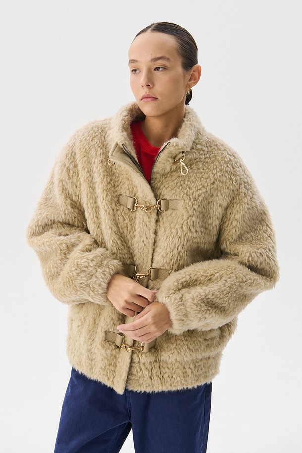 11/20 순차 배송 예정인 에코 퍼 점퍼_베이지입니다. 부드러운 촉감의 에코 퍼 소재와 안감 폴리에스테르를 사용하여 가을, 겨울 시즌 따뜻하게 착용할 수 있습니다. 캐주얼, 미니멀, 클래식 스타일 연출에 용이하며 데이트룩, 모임룩으로 활용하기 좋습니다. 크롭 기장에 루즈핏으로 편안함을 더하고, 가죽 패치 디테일과 뒷 덧장 디테일로 포인트를 주었습니다. 베이지 컬러의 무지 디자인으로 다양한 룩에 매치하기 용이합니다.
