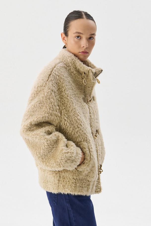 11/20 순차 배송 예정인 에코 퍼 점퍼_베이지입니다. 부드러운 촉감의 에코 퍼 소재와 안감 폴리에스테르를 사용하여 가을, 겨울 시즌 따뜻하게 착용할 수 있습니다. 캐주얼, 미니멀, 클래식 스타일 연출에 용이하며 데이트룩, 모임룩으로 활용하기 좋습니다. 크롭 기장에 루즈핏으로 편안함을 더하고, 가죽 패치 디테일과 뒷 덧장 디테일로 포인트를 주었습니다. 베이지 컬러의 무지 디자인으로 다양한 룩에 매치하기 용이합니다.
