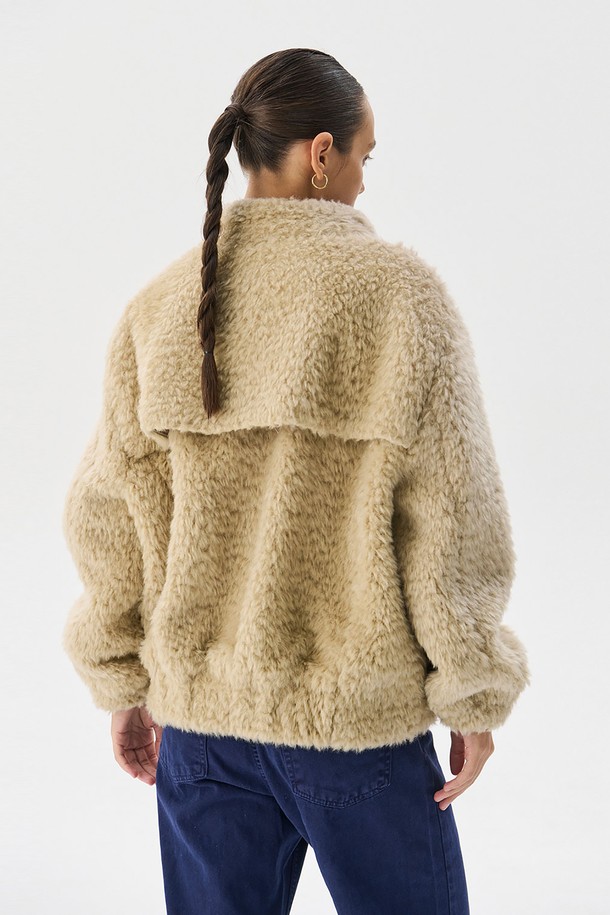 11/20 순차 배송 예정인 에코 퍼 점퍼_베이지입니다. 부드러운 촉감의 에코 퍼 소재와 안감 폴리에스테르를 사용하여 가을, 겨울 시즌 따뜻하게 착용할 수 있습니다. 캐주얼, 미니멀, 클래식 스타일 연출에 용이하며 데이트룩, 모임룩으로 활용하기 좋습니다. 크롭 기장에 루즈핏으로 편안함을 더하고, 가죽 패치 디테일과 뒷 덧장 디테일로 포인트를 주었습니다. 베이지 컬러의 무지 디자인으로 다양한 룩에 매치하기 용이합니다.
