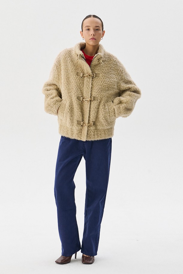 11/20 순차 배송 예정인 에코 퍼 점퍼_베이지입니다. 부드러운 촉감의 에코 퍼 소재와 안감 폴리에스테르를 사용하여 가을, 겨울 시즌 따뜻하게 착용할 수 있습니다. 캐주얼, 미니멀, 클래식 스타일 연출에 용이하며 데이트룩, 모임룩으로 활용하기 좋습니다. 크롭 기장에 루즈핏으로 편안함을 더하고, 가죽 패치 디테일과 뒷 덧장 디테일로 포인트를 주었습니다. 베이지 컬러의 무지 디자인으로 다양한 룩에 매치하기 용이합니다.
