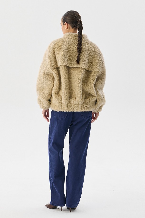 11/20 순차 배송 예정인 에코 퍼 점퍼_베이지입니다. 부드러운 촉감의 에코 퍼 소재와 안감 폴리에스테르를 사용하여 가을, 겨울 시즌 따뜻하게 착용할 수 있습니다. 캐주얼, 미니멀, 클래식 스타일 연출에 용이하며 데이트룩, 모임룩으로 활용하기 좋습니다. 크롭 기장에 루즈핏으로 편안함을 더하고, 가죽 패치 디테일과 뒷 덧장 디테일로 포인트를 주었습니다. 베이지 컬러의 무지 디자인으로 다양한 룩에 매치하기 용이합니다.
