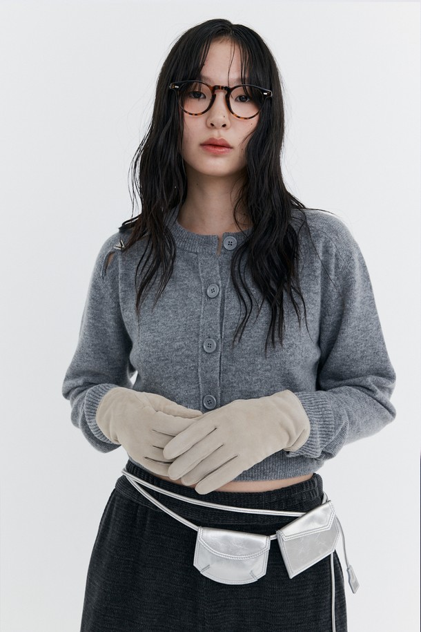 오픈 포인트 크롭 니트 가디건_그레이는 울 45%, 나일론 40%, 폴리에스터 15% 혼방 소재로 제작되어 부드러운 촉감과 뛰어난 보온성을 자랑합니다. 어깨 트임 디테일이 돋보이며, 허리 라인을 강조하는 크롭핏 디자인으로 세련된 실루엣을 연출합니다. 라운드넥에 긴소매, 무지 패턴으로 미니멀하고 클래식한 스타일을 완성하며, W-Logo 브로치(탈부착 가능)와 스페어 단추를 함께 제공합니다. 가을, 겨울 시즌 데이트룩, 카페룩, 데일리룩 등 다양한 TPO에 활용하기 좋으며, 시크하고 세련된 스타일을 연출할 수 있습니다.
