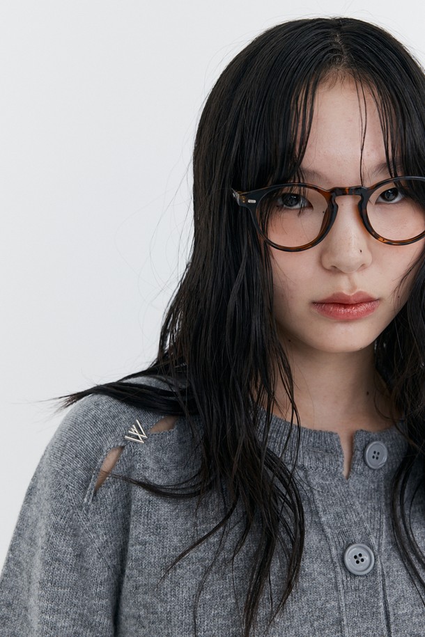 오픈 포인트 크롭 니트 가디건_그레이는 울 45%, 나일론 40%, 폴리에스터 15% 혼방 소재로 제작되어 부드러운 촉감과 뛰어난 보온성을 자랑합니다. 어깨 트임 디테일이 돋보이며, 허리 라인을 강조하는 크롭핏 디자인으로 세련된 실루엣을 연출합니다. 라운드넥에 긴소매, 무지 패턴으로 미니멀하고 클래식한 스타일을 완성하며, W-Logo 브로치(탈부착 가능)와 스페어 단추를 함께 제공합니다. 가을, 겨울 시즌 데이트룩, 카페룩, 데일리룩 등 다양한 TPO에 활용하기 좋으며, 시크하고 세련된 스타일을 연출할 수 있습니다.
