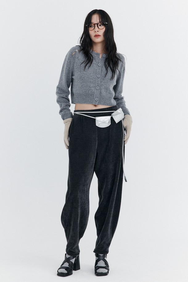 오픈 포인트 크롭 니트 가디건_그레이는 울 45%, 나일론 40%, 폴리에스터 15% 혼방 소재로 제작되어 부드러운 촉감과 뛰어난 보온성을 자랑합니다. 어깨 트임 디테일이 돋보이며, 허리 라인을 강조하는 크롭핏 디자인으로 세련된 실루엣을 연출합니다. 라운드넥에 긴소매, 무지 패턴으로 미니멀하고 클래식한 스타일을 완성하며, W-Logo 브로치(탈부착 가능)와 스페어 단추를 함께 제공합니다. 가을, 겨울 시즌 데이트룩, 카페룩, 데일리룩 등 다양한 TPO에 활용하기 좋으며, 시크하고 세련된 스타일을 연출할 수 있습니다.
