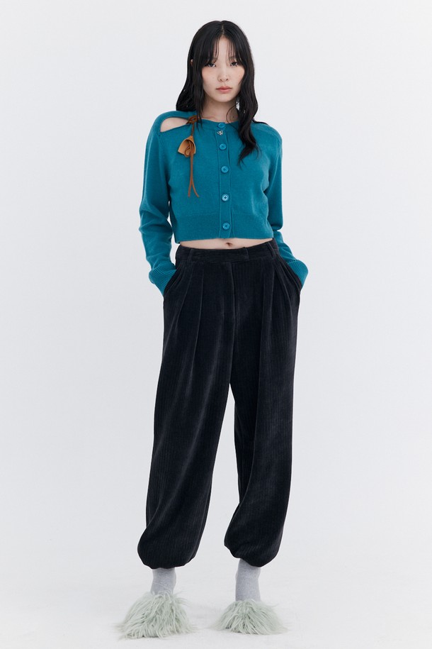 청량한 터콰이즈 블루 컬러가 돋보이는 Open Point 크롭 니트 가디건입니다. 울, 나일론, 폴리에스테르 혼방 소재로 제작되어 부드러운 촉감과 뛰어난 보온성을 제공합니다. 오픈형 네크라인과 레귤러핏 디자인으로 편안하게 착용 가능하며, 어깨 트임 디테일이 은은한 포인트를 더합니다. 브로치 탈부착이 가능하여 다양한 스타일을 연출할 수 있으며, 여유분 단추를 함께 제공합니다. 가을, 겨울 시즌 데이트룩, 모임룩, 출근룩 등 미니멀, 클래식, 시크한 스타일에 활용하기 좋습니다.
