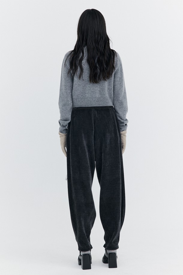 오픈 포인트 크롭 니트 가디건_그레이는 울 45%, 나일론 40%, 폴리에스터 15% 혼방 소재로 제작되어 부드러운 촉감과 뛰어난 보온성을 자랑합니다. 어깨 트임 디테일이 돋보이며, 허리 라인을 강조하는 크롭핏 디자인으로 세련된 실루엣을 연출합니다. 라운드넥에 긴소매, 무지 패턴으로 미니멀하고 클래식한 스타일을 완성하며, W-Logo 브로치(탈부착 가능)와 스페어 단추를 함께 제공합니다. 가을, 겨울 시즌 데이트룩, 카페룩, 데일리룩 등 다양한 TPO에 활용하기 좋으며, 시크하고 세련된 스타일을 연출할 수 있습니다.
