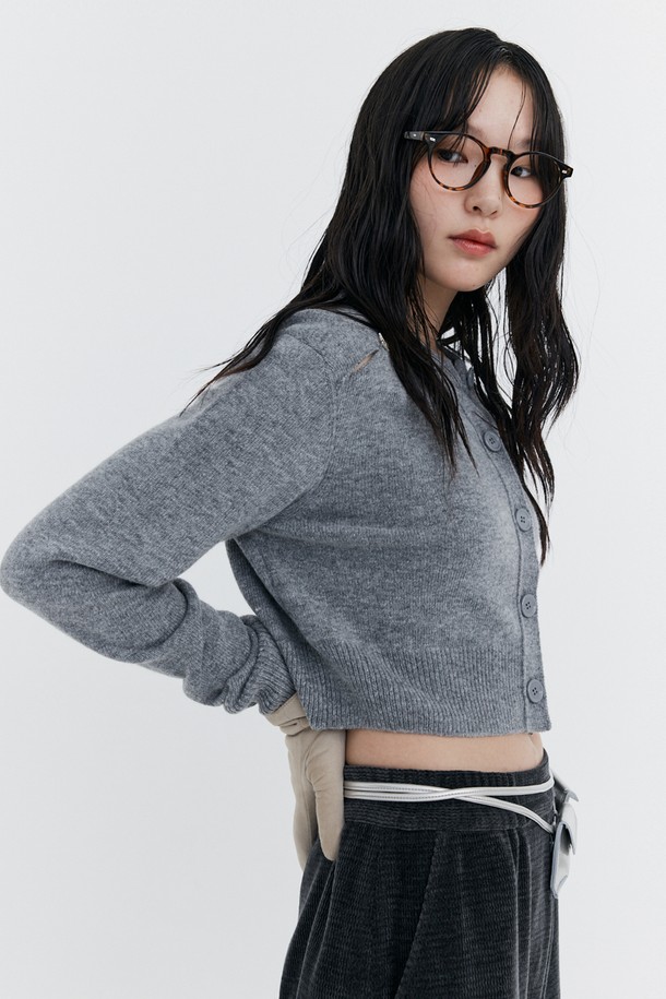 오픈 포인트 크롭 니트 가디건_그레이는 울 45%, 나일론 40%, 폴리에스터 15% 혼방 소재로 제작되어 부드러운 촉감과 뛰어난 보온성을 자랑합니다. 어깨 트임 디테일이 돋보이며, 허리 라인을 강조하는 크롭핏 디자인으로 세련된 실루엣을 연출합니다. 라운드넥에 긴소매, 무지 패턴으로 미니멀하고 클래식한 스타일을 완성하며, W-Logo 브로치(탈부착 가능)와 스페어 단추를 함께 제공합니다. 가을, 겨울 시즌 데이트룩, 카페룩, 데일리룩 등 다양한 TPO에 활용하기 좋으며, 시크하고 세련된 스타일을 연출할 수 있습니다.
