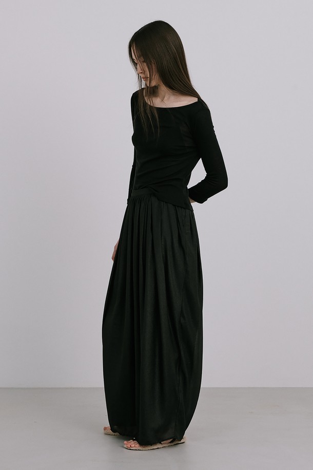 [1차 리오더] Moon Jar - Shaped Chiffon Pants_Black은 우아하고 미니멀한 스타일의 여성용 쉬폰 팬츠입니다. 부드러운 폴리에스테르 소재로 제작되었으며, 얇은 두께감과 비침 걱정 없는 안감 처리가 특징입니다. 250% 셔링 디테일과 허리 밴딩 디자인으로 편안하면서도 흐르는 듯한 실루엣을 연출하며, 봄, 초여름 일상복으로 활용하기 좋습니다.
