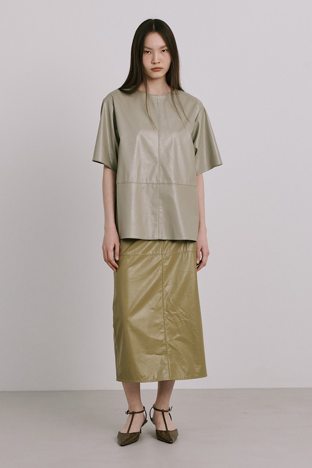올리브 컬러의 에코 레더 스커트는 여성스러운 미니멀 무드를 연출합니다. 비건 가죽, 면, 폴리우레탄 혼방 소재로 제작되어 봄, 가을에 적합하며, A라인 핏으로 편안하게 착용 가능합니다. 크로스 라인 절개 디테일과 해리마감 시접, 미쓰마끼 봉제로 섬세한 디자인을 더했습니다. 데이트룩, 모임룩, 카페룩 등 다양한 TPO에 매치하여 시크하고 클래식한 스타일을 완성해보세요. 동물복지를 위해 비건 레더를 사용했으며 드라이클리닝을 권장합니다.
