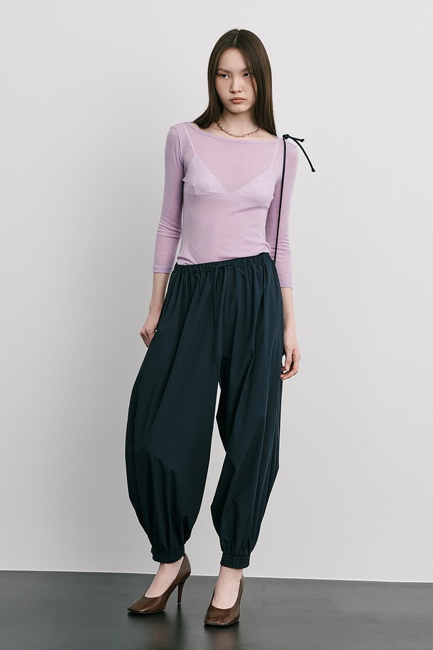 여성스러운 보트넥 디자인과 트렌디한 8부 소매가 돋보이는 25 Boatneck Sheer T_Purple입니다. 텐셀 70%와 울 30%의 혼방으로 제작되어 부드러운 촉감을 선사하며, 비치는 소재감이 은은한 멋을 더합니다. 얇은 두께감으로 봄, 여름 시즌에 시원하게 착용하기 좋으며, 미니멀하고 베이직한 스타일로 다양한 룩에 활용할 수 있습니다.
