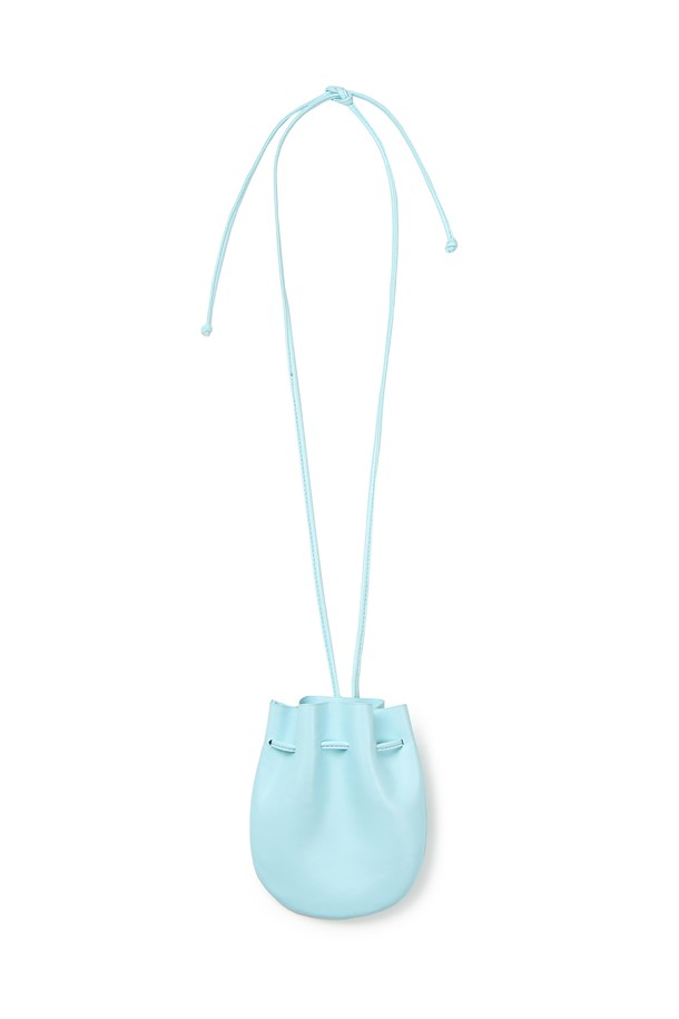 달항아리에서 영감을 받은 디자인의 Moon Jar - Shaped Belted Bag_Light Blue 색상 미니 백입니다. 폴리에스터, 폴리우레탄 소재로 제작되었으며, 벨트 장식이 특징입니다. 일상에서 크로스백 또는 벨트백으로 연출 가능한 액세서리형 미니멀 & 엘레강스 스타일의 무지 패턴 복주머니형 가방이며, 조임용 끈으로 잠금 가능합니다.
