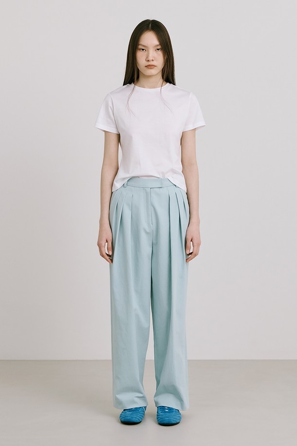 "25 Basic Short Sleeve T_White"는 부드러운 촉감의 Cotton 100% 소재로 제작되어 봄, 여름철에 시원하게 착용하기 좋은 반소매 티셔츠입니다. 라운드넥 슬림핏 디자인에 베이직하고 미니멀한 스타일로, 다양한 룩에 활용하기 용이합니다. 바이오 워싱 처리, 1cm 네크립 디자인, 뒷넥 안쪽 나염 로고, 외줄삼봉 스티치 등의 디테일이 돋보이는 데일리 티셔츠입니다.
