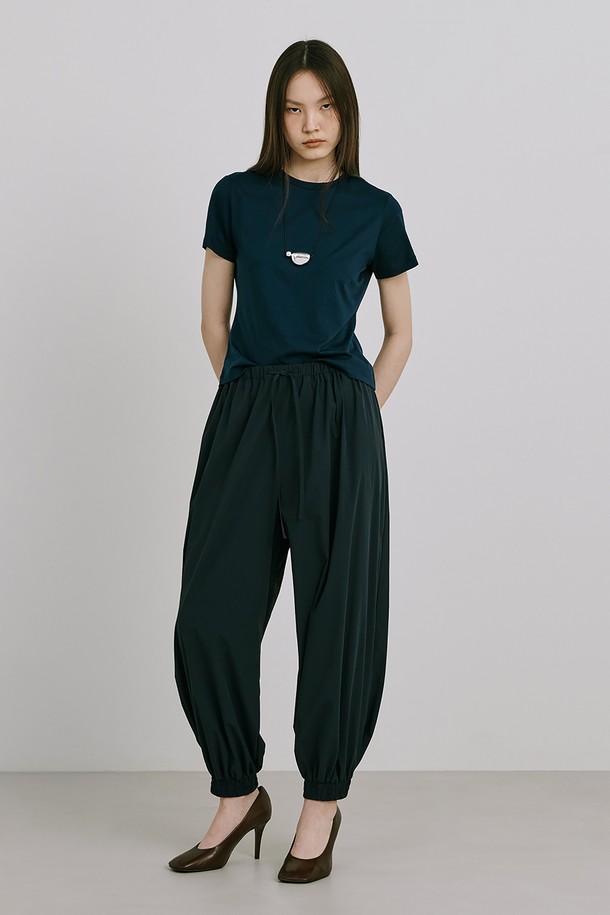 "25 Basic Short Sleeve T_Navy"는 부드러운 면 소재로 제작되어 편안한 착용감을 선사하는 슬림핏 반팔 티셔츠입니다. 네이비, 화이트, 블랙, 민트 4가지 컬러로 출시되었으며, 라운드넥에 베이직하고 미니멀한 디자인으로 일상에서 활용도가 높습니다. 바이오 워싱 처리, 1cm 네크립 디자인, 뒷넥 안쪽 나염 로고, 외줄삼봉 스티치 등 디테일한 마감으로 완성도를 높였습니다.
