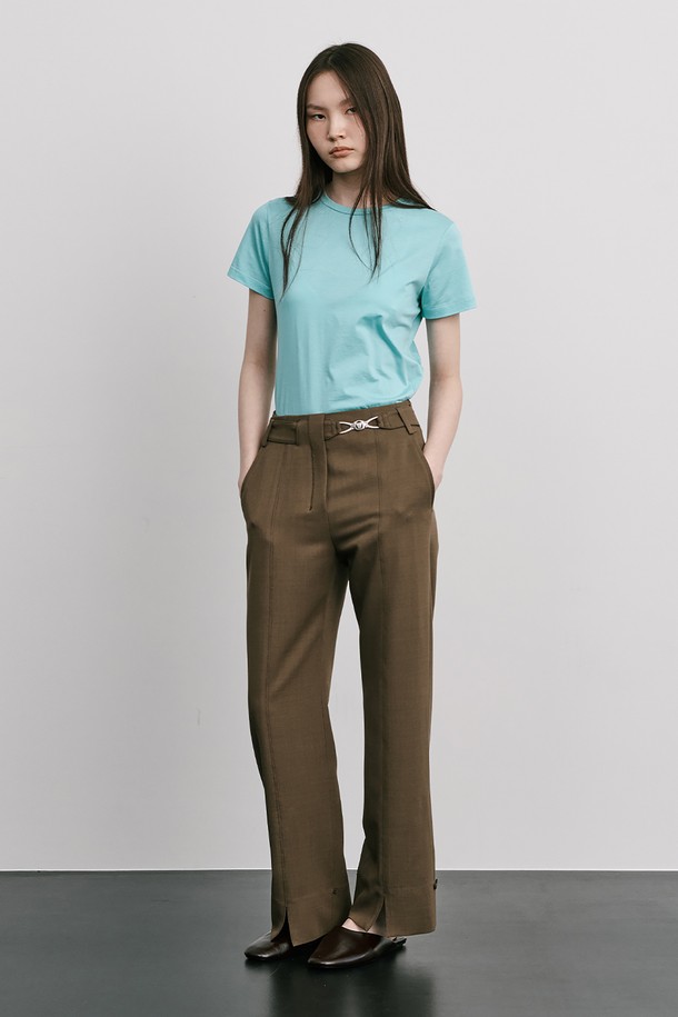 산뜻한 민트 컬러의 25 Basic Short Sleeve T는 부드러운 면 소재로 제작되어 편안한 착용감을 선사합니다. 베이직하고 미니멀한 디자인에 슬림핏으로, 봄과 여름철 데일리룩에 활용하기 좋습니다. 바이오 워싱 처리, 1cm 네크립 디자인, 뒷넥 안쪽 나염 로고, 외줄삼봉 스티치 등 꼼꼼한 디테일로 완성도를 높였습니다.
