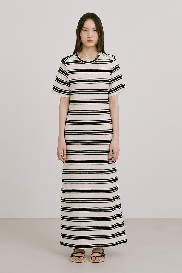 부드러운 면 소재의 Stripe Jacquard Knit Dress_Cream은 봄과 여름, 일상에서 편안하게 즐기기 좋은 니트 원피스입니다. 크림, 네이비 두 가지 컬러로 출시되었으며, 미니멀하고 베이직한 스타일을 연출합니다. 허리 라인을 잡아주는 린앤롱 A라인 플레어 실루엣에, 옆 네크 라인의 로고 금속 단추 디테일로 포인트를 주어 이지웨어룩을 완성합니다.
