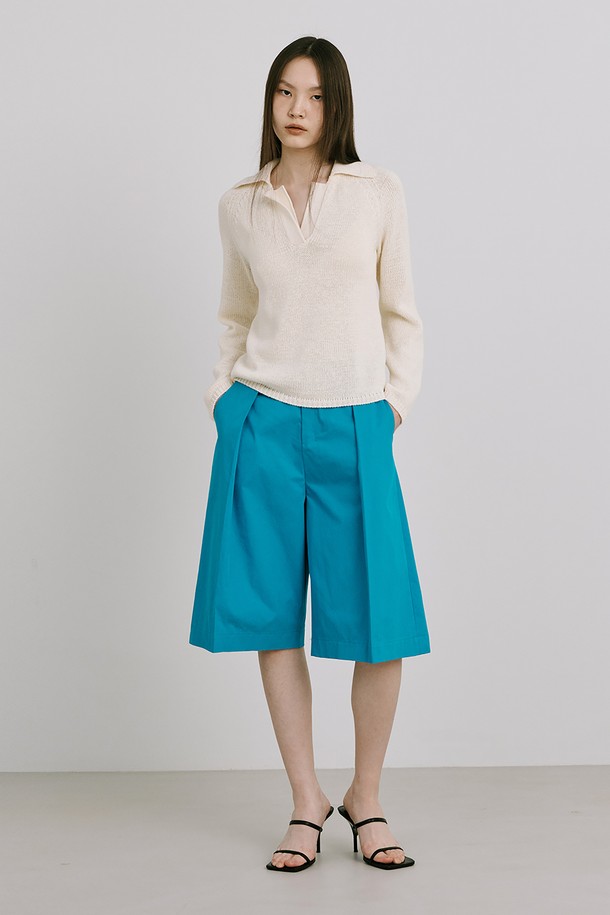 터키 블루 컬러의 25 버뮤다 팬츠는 여성용 반바지로, 봄, 여름에 착용하기 좋습니다. 루즈핏으로 편안하게 착용 가능하며, 코튼, 폴리에스터, 나일론 혼방 소재로 제작되었습니다. 허리 속마이깡, 지그재그 스티치, 사선 주머니, 벨트 착용, 허리 턱 디테일이 더해져 미니멀하면서도 베이직한 스타일을 연출합니다.
