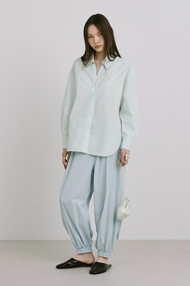 여성용 Shirred Moon Jar Pants_Light Blue는 가볍고 부드러운 촉감의 조거핏 팬츠입니다. 나일론, 스판덱스, 레이온 혼방 소재로 제작되었으며, 허리 밴딩과 밑단 맞트임, 단추 디테일로 포인트를 더했습니다. 봄, 여름 시즌에 어울리는 루즈핏의 얇은 두께감과 Light Blue 컬러, 무지 디자인으로 미니멀하면서도 캐주얼한 스타일을 연출하기 좋습니다.
