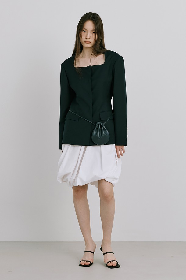 "Moon Jar - Shaped Skirt_White"는 부드러운 촉감의 나일론, 면, 폴리에스테르 혼방 소재로 제작된 여성용 미니스커트입니다. A라인의 루즈핏 실루엣에 은은한 셔링과 잔터크 디테일을 더했으며, 옆 지퍼 여밈과 안감 처리가 되어 편안한 착용감을 선사합니다. 미니멀하고 모던한 스타일로, 봄, 여름 시즌 화이트, 블랙 두 가지 색상으로 출시되어 다양한 룩에 활용하기 좋습니다.
