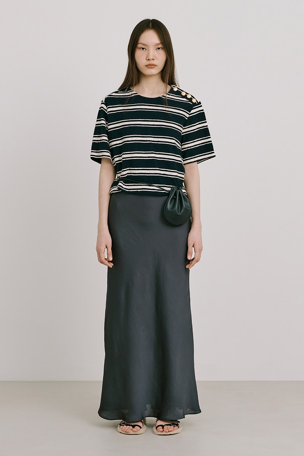 네이비 컬러의 Stripe Jacquard Knit Short Sleeve T는 여성용 티셔츠입니다. 면 소재의 레귤러핏 크롭 기장 반소매 티셔츠로, 스트라이프 패턴과 라운드넥 디자인이 특징입니다. 옆 네크 라인에는 로고 금속 단추 디테일이 있으며, 자카드 니트 소재로 제작되어 레이어드하여 다양한 스타일 연출이 가능합니다.
