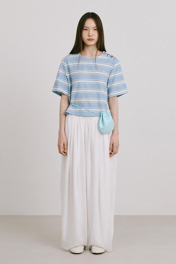 라이트 블루 컬러의 스트라이프 자카드 니트 반소매 티셔츠입니다. 면 소재로 제작되었으며, 미니멀하고 베이직한 스타일에 크롭 기장과 레귤러핏으로 편안하게 착용 가능합니다. 옆 네크 라인에 금속 단추 디테일이 있으며, 다양한 스타일링을 위한 레이어드 연출에도 용이합니다.
