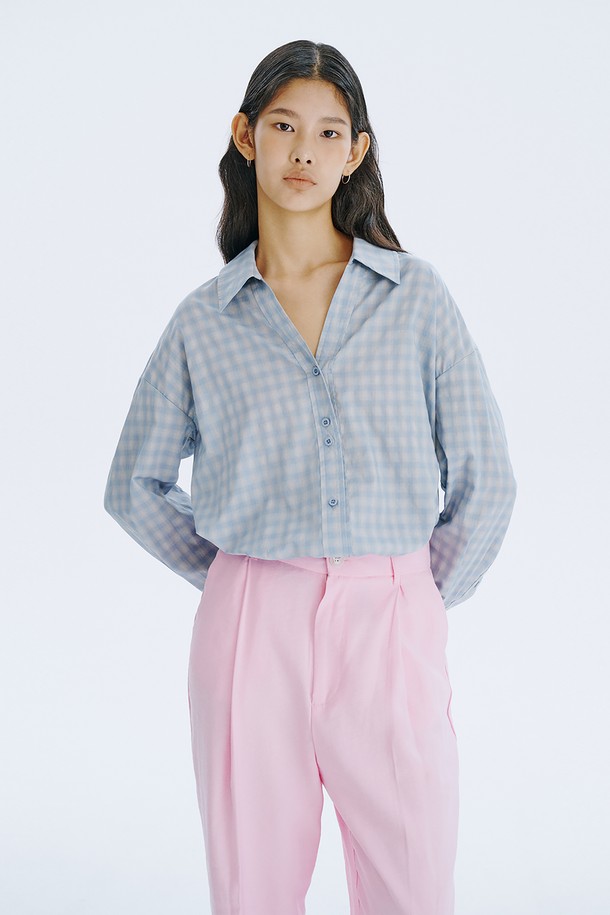 80수 면 소재로 제작되어 부드러운 촉감이 돋보이는 여성용 셔츠입니다. 섬세한 체크 문양과 시원한 블루 컬러가 어우러져 미니멀하면서도 베이직한 스타일을 연출합니다. 넉넉한 오버핏과 V넥 디자인으로 모든 체형에 자연스럽게 어울리며, 봄, 여름 시즌에 가볍게 착용하기 좋습니다.
