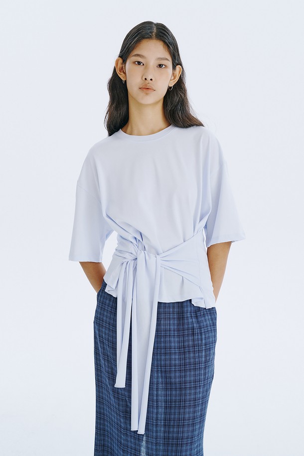Waist Tied T_Light Blue는 얇고 시원한 면 소재의 여성 반소매 티셔츠입니다. 라이트 블루, 민트, 화이트 세 가지 산뜻한 색상으로 출시되었으며, 허리 스트랩 디테일과 레귤러 핏으로 미니멀하면서도 베이직한 스타일을 연출합니다. 허리 라인 조절이 가능하여 체형 커버 효과를 제공하며, 봄, 여름 시즌 일상복으로 활용하기 좋습니다.

