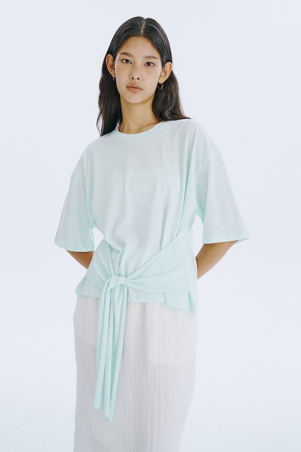 Waist Tied T_Mint는 부드러운 면 소재의 여성용 티셔츠입니다. 민트, 라이트블루, 화이트 세 가지 색상으로 출시되었으며, 루즈핏과 반소매 디자인으로 편안한 착용감을 선사합니다. 허리 스트랩으로 실루엣 조절이 가능하며, 얇은 두께감과 라운드넥 디자인으로 봄, 여름철 일상복으로 활용하기 좋습니다.
