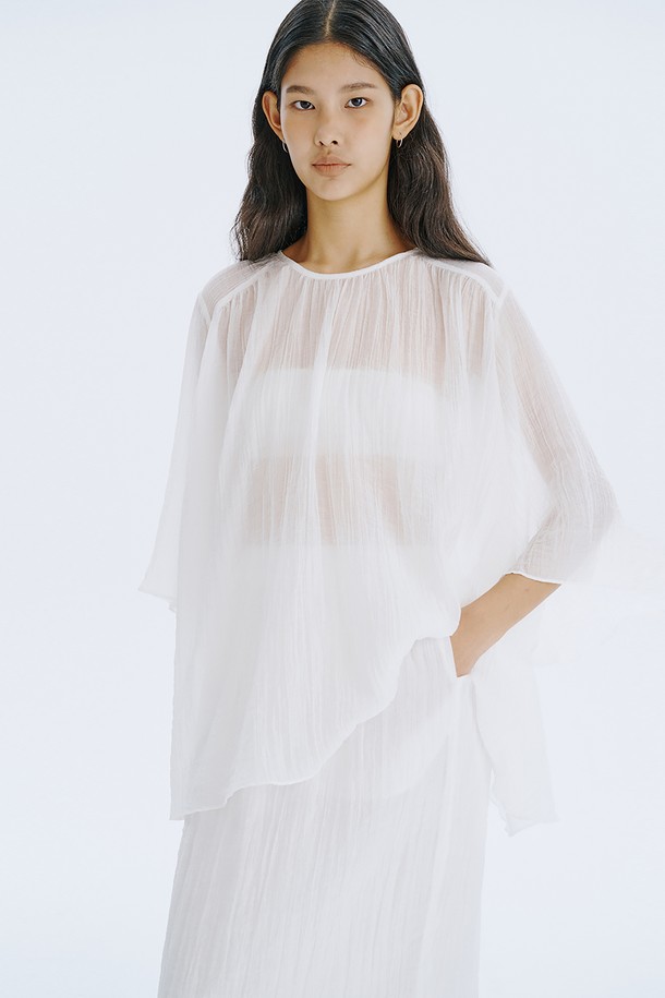 플리세 블라우스_White는 텐셀 80%와 나일론 20%의 혼방 소재로 제작되어 가볍고 시원한 착용감을 선사하며, 여름철에 적합합니다. 라운드넥과 반소매 디자인에 플리츠 패턴, 루즈핏 실루엣으로 우아하고 페미닌한 무드를 연출하며, 은은하게 비치는 실루엣과 볼륨감 있는 소매라인이 특징입니다. 화이트와 브라운 두 가지 컬러로 출시되어, 일상복으로 레이어드하여 다양한 스타일을 연출할 수 있습니다.
