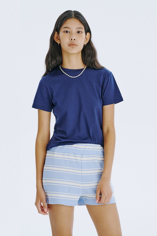 **Stripe Jacquard Knit Shorts_Light Blue**

가볍고 시원한 면 소재의 숏팬츠로, 부드러운 촉감과 얇은 두께감으로 여름철 데일리룩과 홈웨어로 활용하기 좋습니다. 독특한 스트라이프 니트 소재와 레귤러핏 디자인이 캐주얼하면서도 클래식한 무드를 연출하며, 허리 전체 밴딩 처리로 편안한 착용감을 선사합니다. 라이트 블루, 크림, 네이비 세 가지 컬러로 만나볼 수 있으며, 다리 라인을 길고 슬림하게 보이게 하는 효과를 선사합니다.

