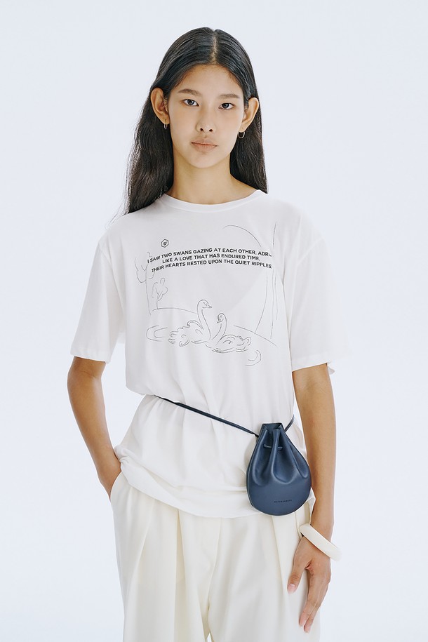 디자이너의 베를린 여행 그림일기를 담은 그래픽이 돋보이는 Picture Diary T_White입니다. 100% 코튼 소재로 제작되어 부드러운 촉감을 선사하며, 봄, 여름 시즌에 편안하게 착용할 수 있습니다. 미니멀하고 캐주얼한 스타일의 오버핏 반소매 티셔츠로, 라운드넥 디자인과 얇은 두께감으로 시원하게 즐길 수 있습니다.
