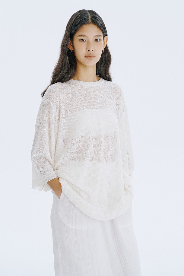 여름철 시원하게 즐길 수 있는 여성용 긴소매 메쉬 풀오버입니다. 아이보리, 카키, 네이비 3가지 색상으로 출시되었으며, 얇고 가벼운 폴리에스테르, 린넨, 스판덱스 혼방 소재를 사용하여 쾌적한 착용감을 선사합니다. 라운드넥, 오버핏 디자인에 시스루 패턴으로 포인트를 더했으며, 로우컷 및 소매 밑단 디테일로 레이어드 스타일링에 활용하기 좋습니다.
