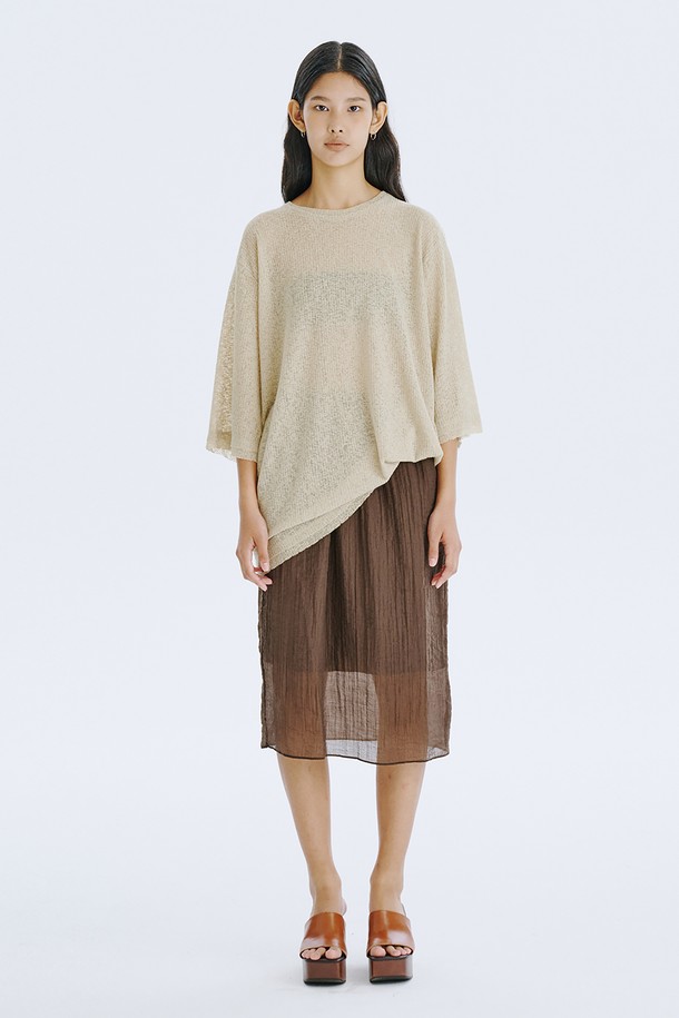 여름철 시원하게 즐길 수 있는 여성용 긴팔 메쉬 풀오버입니다. 부드러운 촉감의 폴리에스테르, 린넨, 스판덱스 혼방 소재로 제작되었으며, 얇은 두께감과 시스루 디자인이 특징입니다. 라운드넥과 오버핏으로 편안한 착용감을 선사하며, 미니멀한 스타일을 연출하기 좋은 카키, 아이보리, 네이비 3가지 색상으로 선보입니다.
