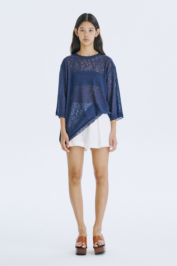 시원한 여름을 위한 오버핏 메쉬 니트 풀오버입니다. 통기성이 뛰어난 폴리에스테르, 린넨, 스판덱스 혼방 소재로 제작되어 가볍고 시원한 착용감을 선사하며, 시스루 디테일과 로컷 디자인으로 스타일리시함을 더했습니다. 네이비, 아이보리, 카키 세 가지 색상으로 출시되었으며, 여름철 일상룩에 미니멀한 포인트를 더해줍니다.
