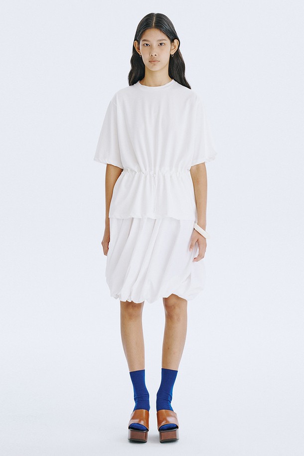 Stopper Jersey T_White는 여성용 티셔츠로, 미니멀하고 베이직한 스타일을 연출합니다. 부드러운 Cotton 100% 소재로 제작되어 얇고 쾌적한 착용감을 선사하며, 넉넉한 레귤러 핏과 라운드넥 디자인으로 편안함을 더합니다. 허리 조절이 가능한 스토퍼 디자인과 구김이 적은 소재로 실용성을 높인, 여름철 데일리 티셔츠입니다.
