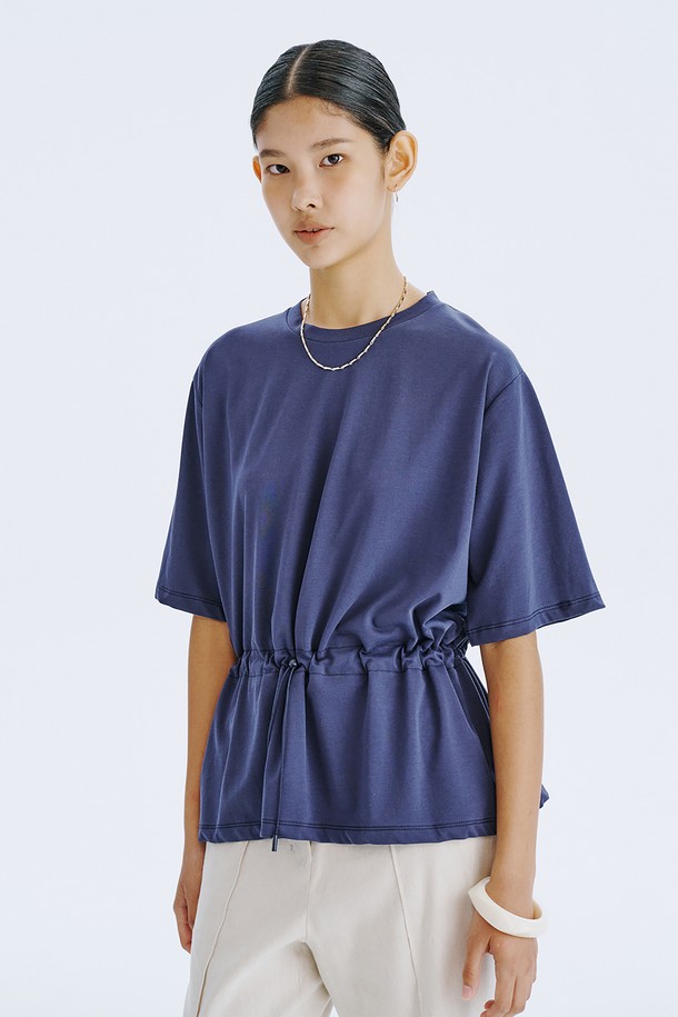 네이비 컬러의 Stopper Jersey 티셔츠는 여름철 일상에서 시원하게 착용하기 좋은 반소매 크롭 티셔츠입니다. 부드러운 면 소재로 제작되어 얇고 쾌적한 착용감을 선사하며, 구김이 적어 편안하게 즐길 수 있습니다. 허리 부분의 스토퍼 디자인으로 핏 조절이 용이하며, 미니멀하고 베이직한 스타일로 다양한 룩에 활용하기 좋습니다.
