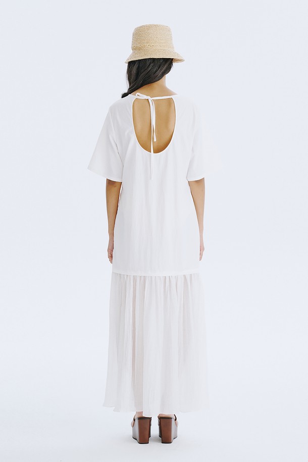 부드러운 촉감의 쉬어한 소재로 제작된 Bare Back Shirring Dress_White는 여성스러운 실루엣을 선사합니다. U넥 라인에 백라인 오픈 디테일과 리본 장식이 포인트이며, A라인 플레어 스커트가 우아한 무드를 연출합니다. 봄, 여름 시즌 일상에서 루즈핏으로 편안하게 즐길 수 있는 반소매 원피스입니다.
