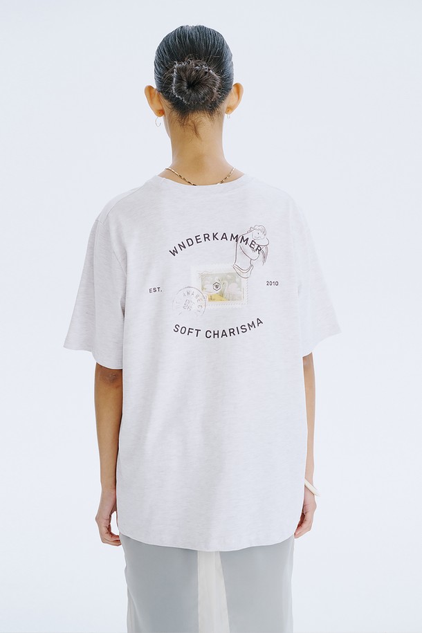 분더캄머 로고와 백조 그래픽이 돋보이는 Post Graphic T_Melange 티셔츠입니다. Charcoal, Light Khaki, Light Yellow 세 가지 색상으로 출시되었으며, 면 소재의 오버핏 반소매 티셔츠입니다. 일상에서 편안하게 착용하기 좋으며, 2025년 6월에 국내에서 제조되었습니다.
