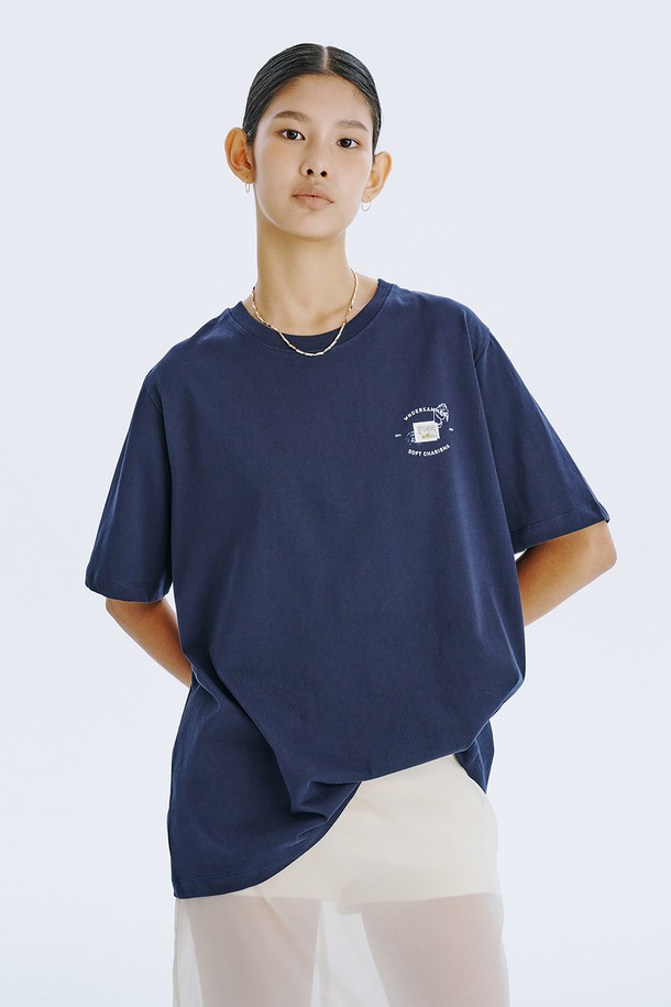 분더캄머 로고와 백조 그래픽 프린트가 돋보이는 Post Graphic T_Navy 티셔츠입니다. 부드러운 면 소재로 제작되어 편안한 착용감을 선사하며, 봄, 여름 시즌 일상에서 스트릿 무드를 연출하기 좋습니다. 오버핏 레귤러 기장으로 제작되었으며, 국내에서 생산되어 높은 품질을 자랑합니다.
