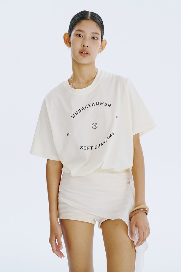 WNDERKAMMER Graphic T_Light Yellow는 분더캄머 로고 모티브 디자인이 돋보이는 오버핏 반소매 티셔츠입니다. Light Yellow, Charcoal, Light Khaki 세 가지 색상으로 출시되었으며, 여름철 일상복으로 활용하기 좋습니다. 면 소재로 제작되어 통풍이 잘 되며, 드라이클리닝을 권장합니다.
