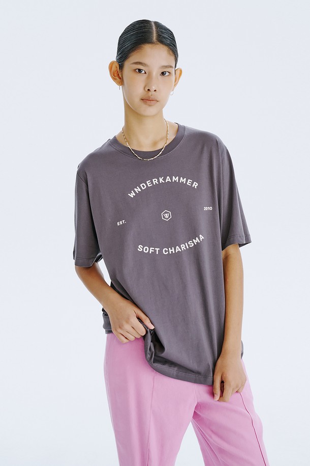 WNDERKAMMER Graphic T_Charcoal은 분더캄머 로고를 모티브로 한 그래픽 디자인이 돋보이는 오버핏 티셔츠입니다. 얇은 면 소재로 제작되어 봄, 여름철에 시원하게 착용 가능하며, Charcoal, Light Khaki, Light Yellow 세 가지 컬러로 출시되어 포인트를 더했습니다. 라운드넥 디자인과 반소매 기장으로 일상에서 스트릿, 미니멀 스타일을 모두 소화할 수 있는 실용적인 아이템입니다.
