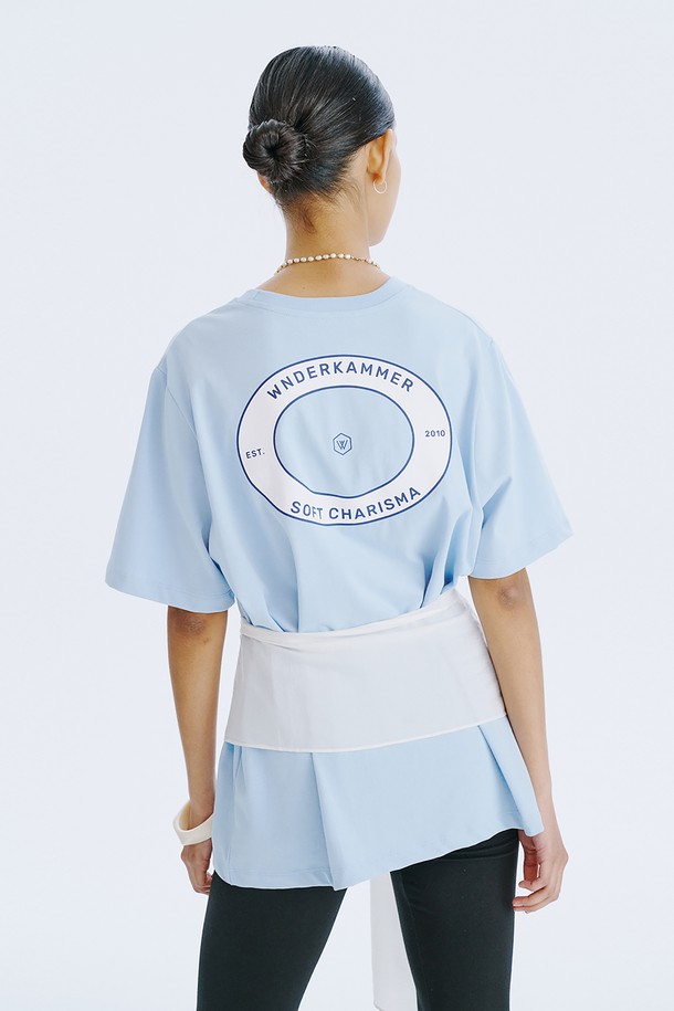 분더캄머 로고를 모티브로 한 라운드 그래픽 티셔츠입니다. 라이트 블루, 네이비, 화이트 3가지 컬러로 제공되며, 봄, 여름 시즌 일상복으로 활용하기 좋습니다. 면 소재의 오버핏 디자인으로, 스트릿한 그래픽과 포인트 컬러가 돋보이는 반소매 티셔츠입니다.
