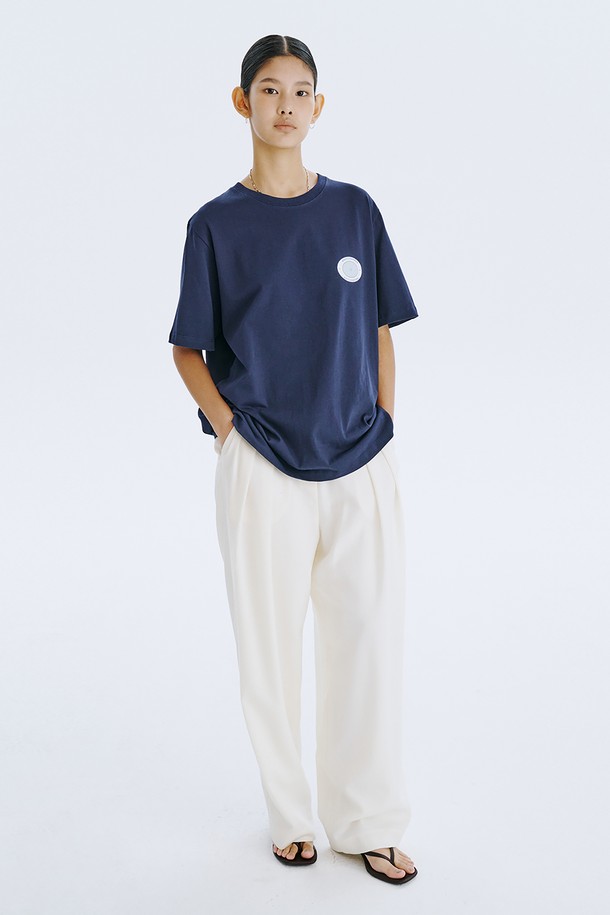 분더캄머 로고 모티브 디자인이 돋보이는 Round Graphic T_Navy 티셔츠입니다. 네이비, 라이트 블루, 화이트 세 가지 색상으로 출시되었으며, 봄/여름 시즌 일상복으로 활용하기 좋습니다. 면 소재의 오버핏 반소매 티셔츠로, 얇은 두께감과 통풍성이 뛰어나 쾌적한 착용감을 선사합니다.
