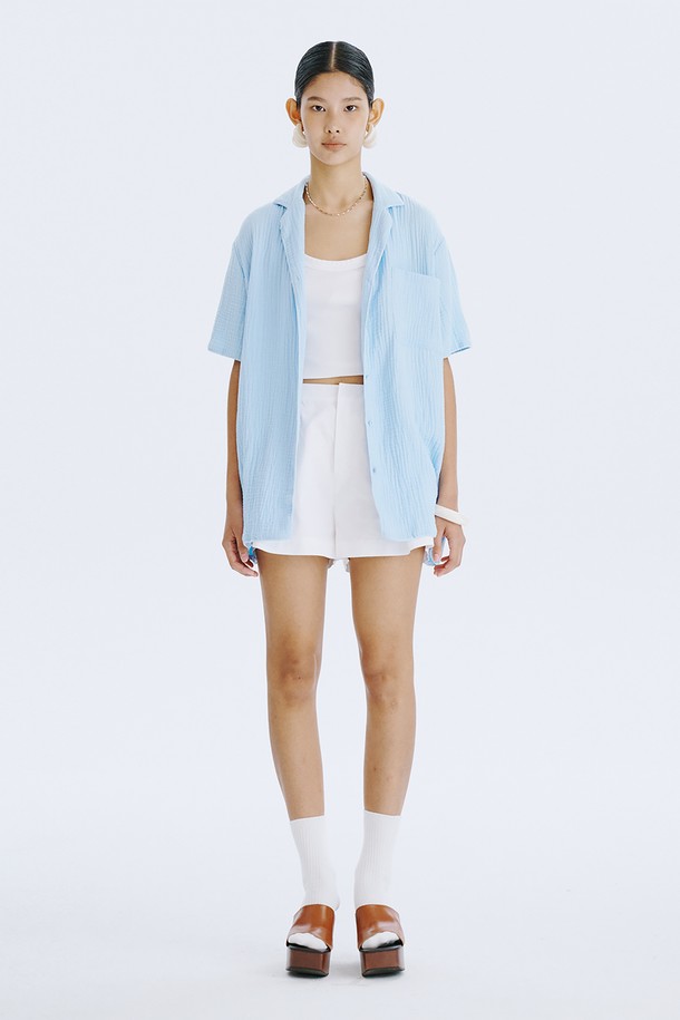 SWAN 하프 셔츠_라이트 블루는 얇고 통기성이 좋은 요루 가공 면 소재로 제작되어 여름철에도 시원하게 착용할 수 있습니다. 셔츠칼라에 반소매 기장, 솔리드핏 디자인으로 미니멀하고 베이직한 스타일을 연출하며, 3겹 천 구조로 견고함을 더했습니다. 은은한 라이트 블루 컬러와 백조 자수 디테일이 돋보이는 데일리 셔츠입니다.
