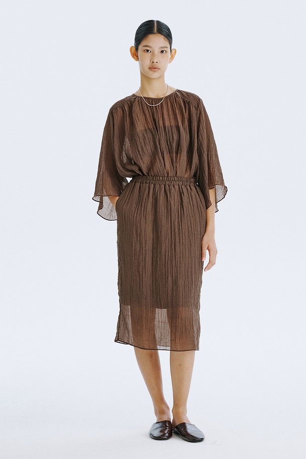 **Sheer Banding Skirt_Brown**

부드러운 텐셀 혼방 소재와 시스루 디자인이 특징인 여성용 H라인 스커트입니다. 브라운 컬러와 안감이 내장되어 비침 걱정 없이 시원하게 여름을 즐길 수 있습니다. 허리 밴딩 처리로 편안한 착용감을 선사하며, 미니멀하고 베이직한 스타일을 연출합니다.
