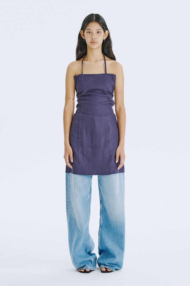 네이비 컬러의 스트랩 미니 드레스는 린넨과 면 혼방 소재로 제작되어 시원하고 편안한 착용감을 선사합니다. 스퀘어넥 라인과 민소매, 등 오픈 디자인, 스트랩 디테일이 특징이며, 여름철 일상, 여행, 휴가 등 다양한 상황에서 미니멀하고 베이직한 스타일을 연출할 수 있습니다. 얇은 두께감으로 통기성이 뛰어나며, 여러 체형을 커버해 주는 디자인으로 드라이클리닝을 권장합니다.
