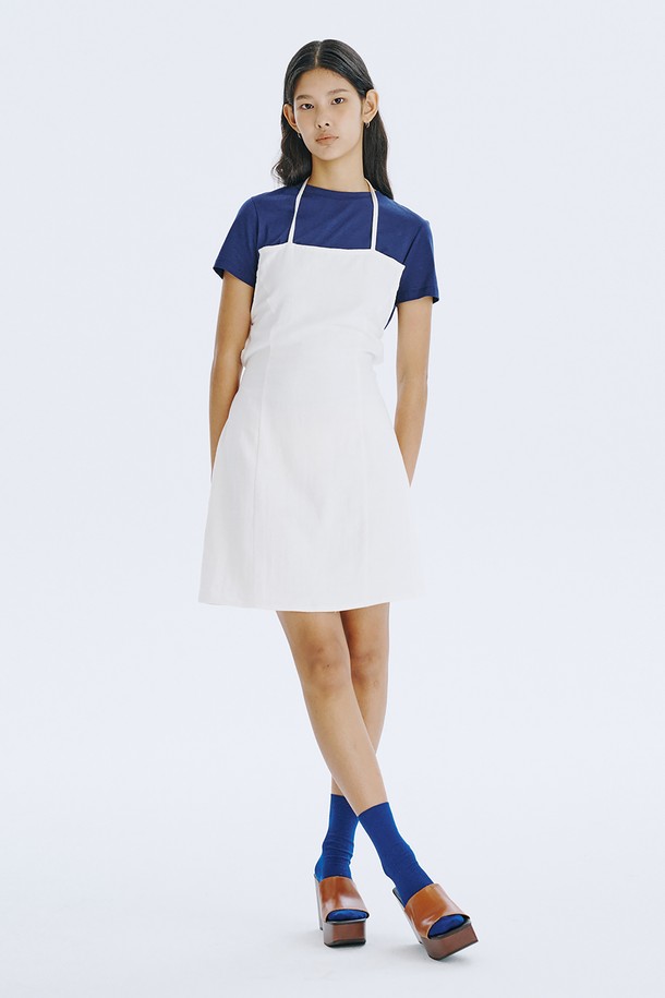 시원한 여름을 위한 린넨 & 면 혼방의 화이트 스트랩 미니 원피스입니다. 캐주얼한 무드의 A라인 핏으로, 스퀘어넥과 등 오픈 디자인, 스트랩 디테일이 여성스러운 포인트를 더합니다. 얇고 통기성이 뛰어나며, 드라이클리닝을 권장합니다.

