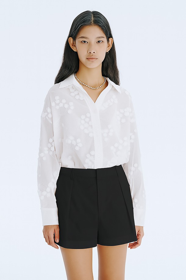 세련된 스타일을 연출하는 25 Tuck Shorts_Black입니다. 허리 턱 디테일과 벨트 착용이 가능한 디자인으로, 루즈핏과 반바지 기장이 편안하면서도 트렌디한 핏을 선사합니다. 면, 폴리에스테르, 나일론 혼방 소재의 무지 디자인으로, 사선 포켓과 지그재그 스티치 디테일이 돋보이는 여름철 데일리 아이템입니다.
