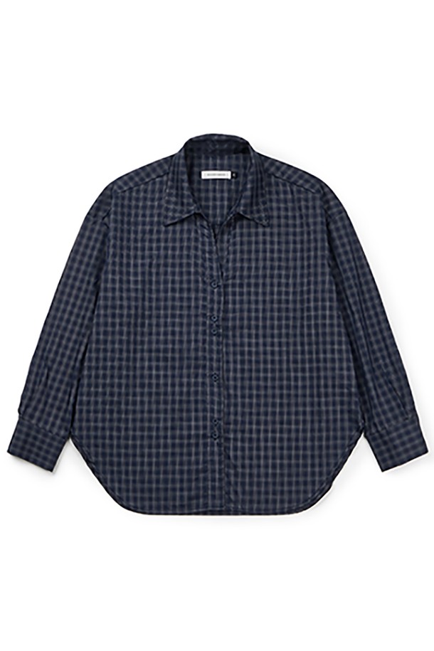 네이비 컬러의 80수 CP 브이넥 셔츠입니다. 부드러운 촉감의 80수 면 소재로 제작되어 가볍고 편안한 착용감을 선사합니다. 은은한 체크 문양과 오버핏 디자인으로 캐주얼, 클래식, 미니멀 스타일을 연출하기 좋습니다. 데이트룩, 카페룩 등 다양한 TPO에 활용 가능하며, 모든 체형을 커버해주는 실용적인 아이템입니다. 긴 소매 기장으로 간절기부터 겨울까지 폭넓게 활용할 수 있습니다.
